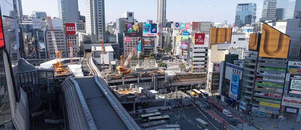渋谷駅東口の再開発工事とクレーン、周辺の高層ビル群