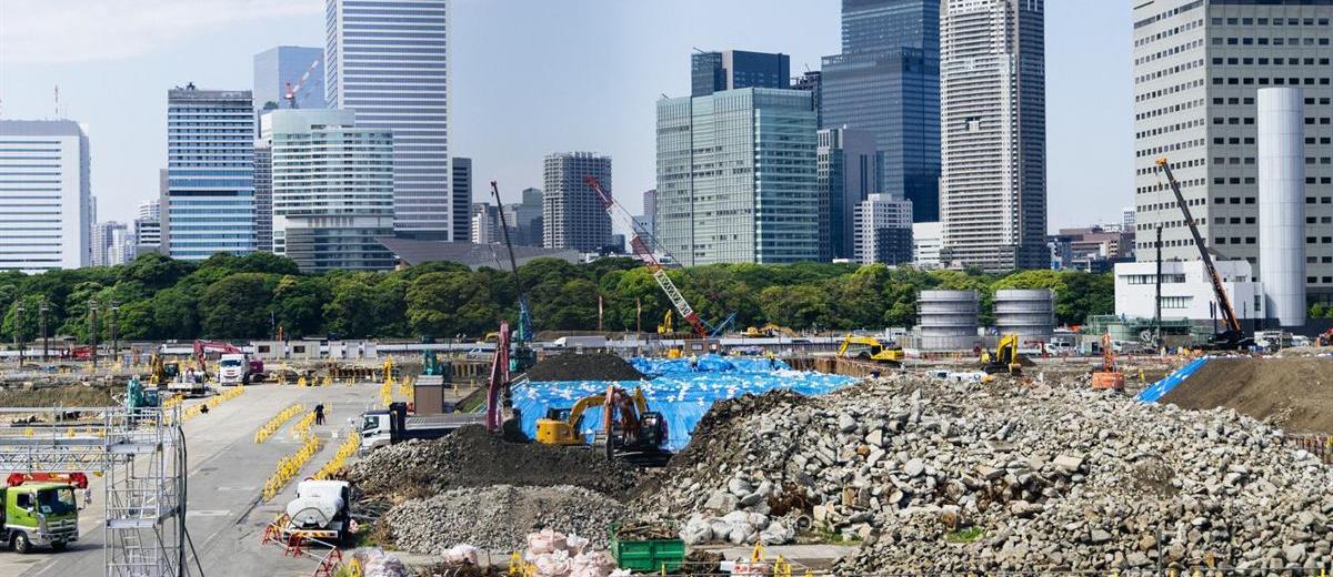 築地市場跡地の大規模な建設工事現場。奥に東京の高層ビル群が見える